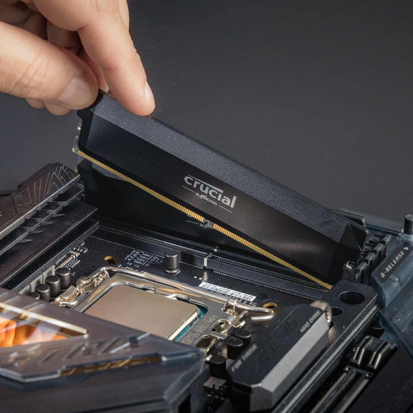 Crucial Pro DDR5 Overclocking Black Desktop Memory – 32GB (2X16GB), 6400MHz
