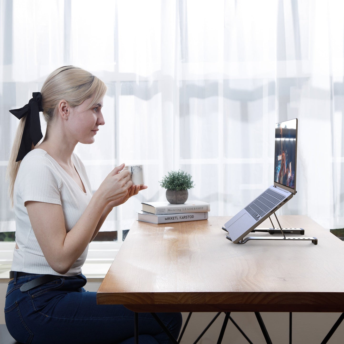 J5create Laptop Stand with USB 4-Port Hub - JTS223