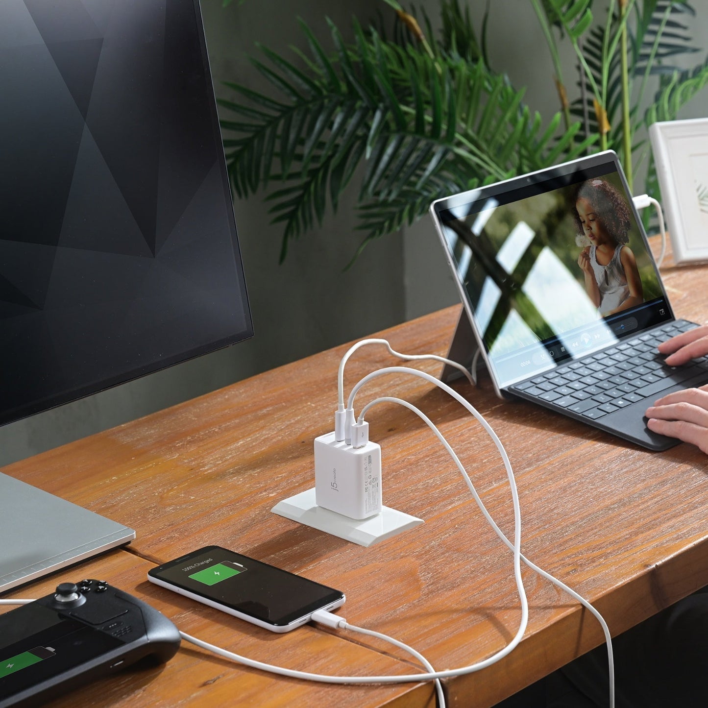 J5create 65W GaN USB-C® 3-Port Travel Charger with changeable AC plugs - JUP3565V